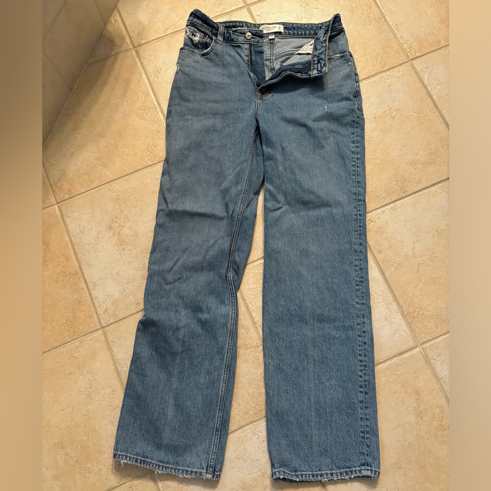 Abercrombie & Fitch- CURVE LOVE 90’s relaxed Jean high rise, light wash